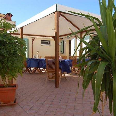 La Papaya Hotell Marina Di Pisa Exteriör bild